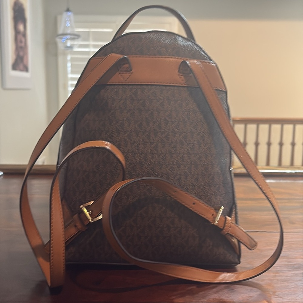 MICHAEL KORS Sheila Signature Backpack - Picture 3 of 13